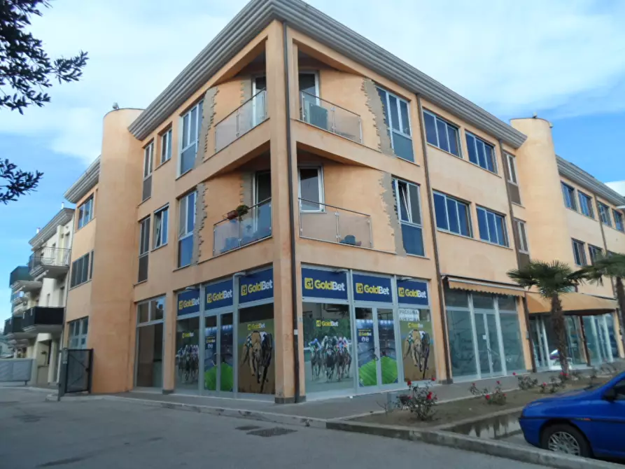 Immagine 18 di Locale commerciale in vendita  in Via Toti a San Benedetto Del Tronto