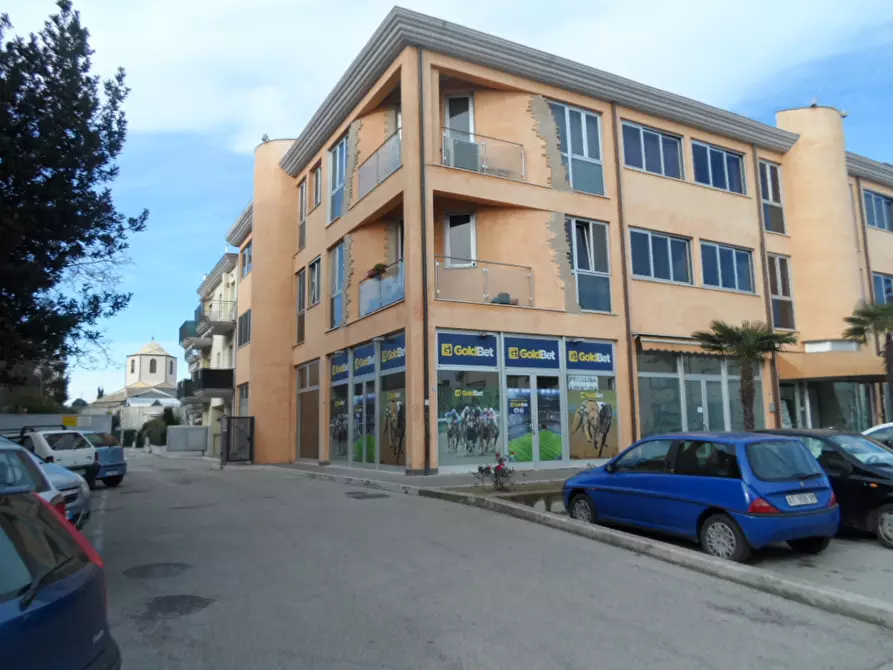 Immagine 19 di Locale commerciale in vendita  in Via Toti a San Benedetto Del Tronto