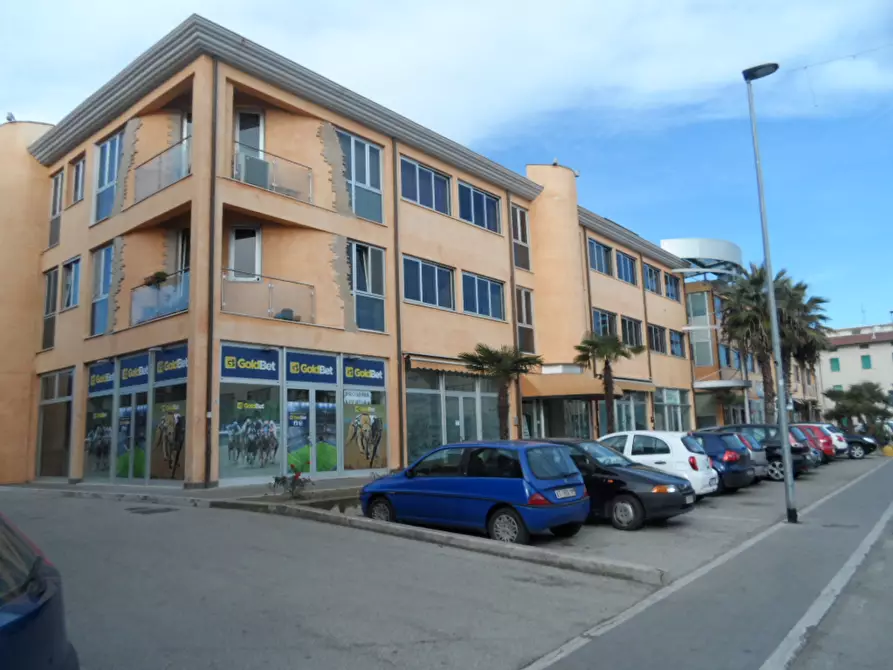 Immagine 20 di Locale commerciale in vendita  in Via Toti a San Benedetto Del Tronto