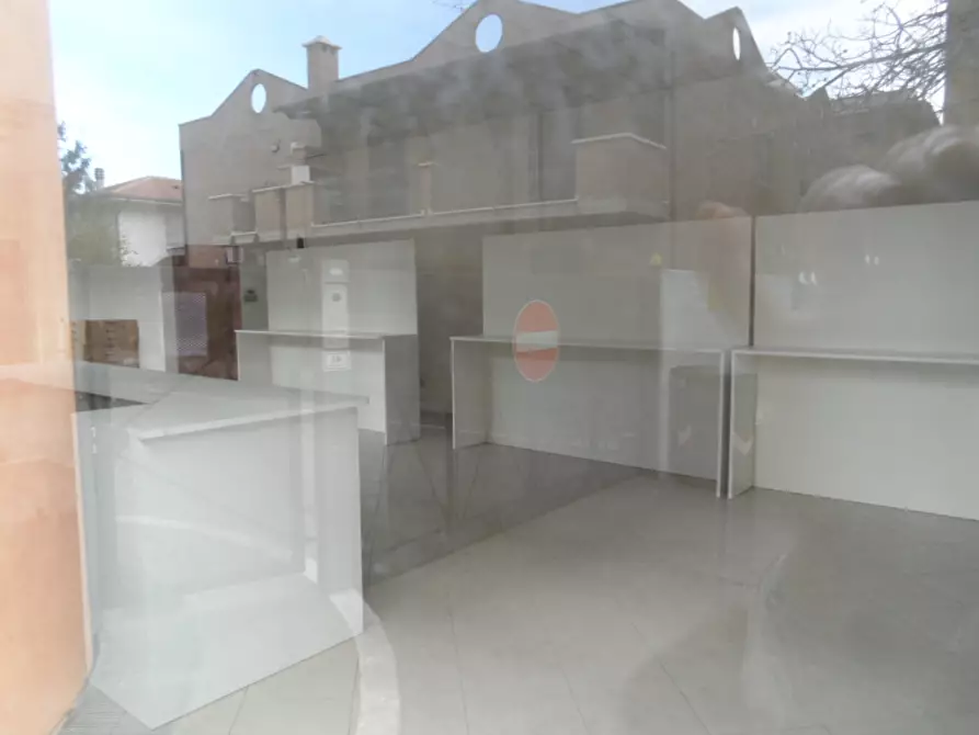Immagine 21 di Locale commerciale in vendita  in Via Toti a San Benedetto Del Tronto