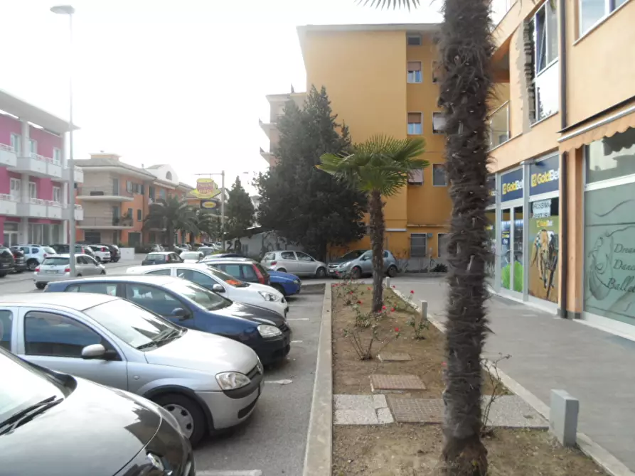 Immagine 22 di Locale commerciale in vendita  in Via Toti a San Benedetto Del Tronto