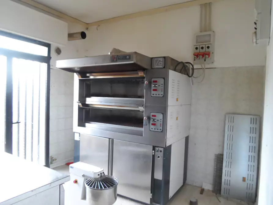 Immagine 6 di Locale commerciale in affitto  in Via Calatafimi a San Benedetto Del Tronto