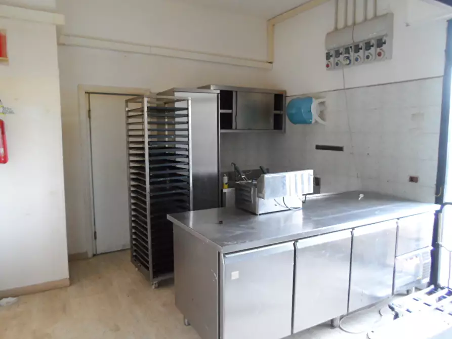 Immagine 7 di Locale commerciale in affitto  in Via Calatafimi a San Benedetto Del Tronto