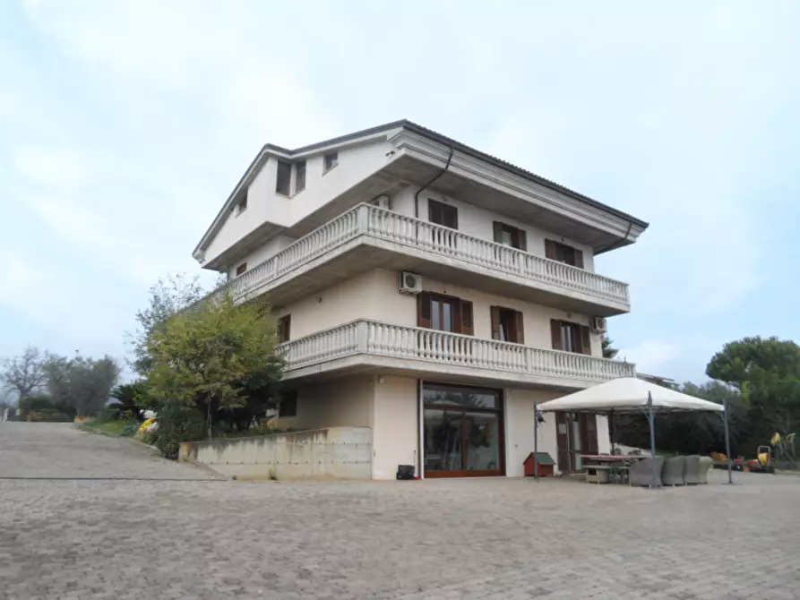 Immagine 1 di Villa in vendita  in Contrada Civita a Colonnella