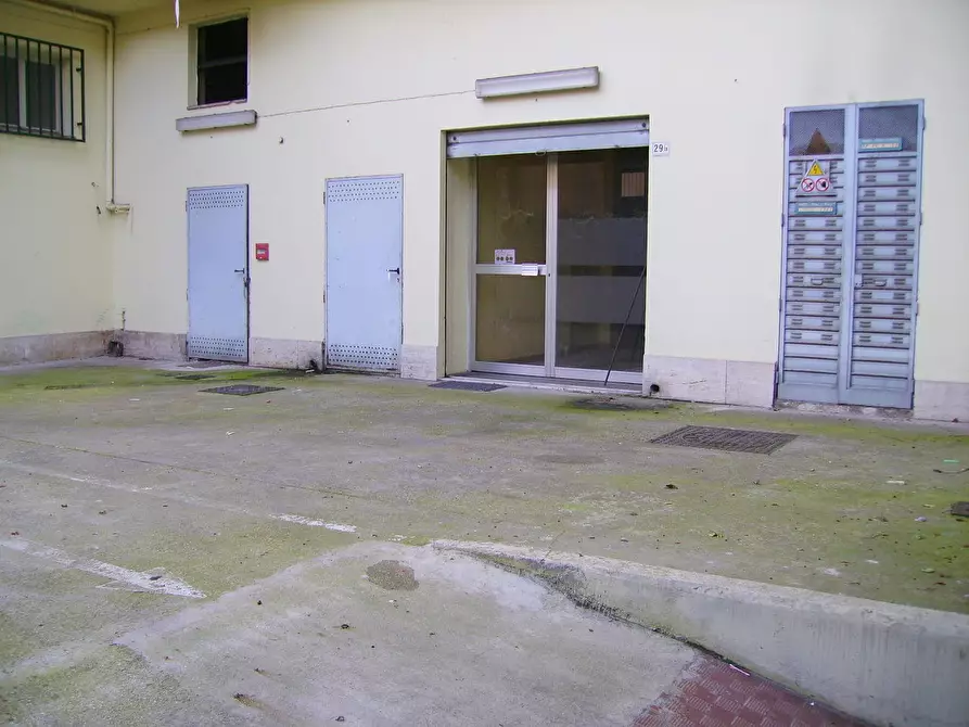 Immagine 11 di Locale commerciale in affitto  in Corso Mazzini a San Benedetto Del Tronto