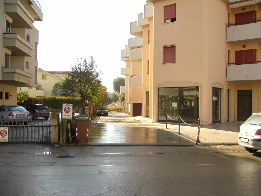 Immagine 2 di Locale commerciale in affitto  in Via Mazzini a Alba Adriatica