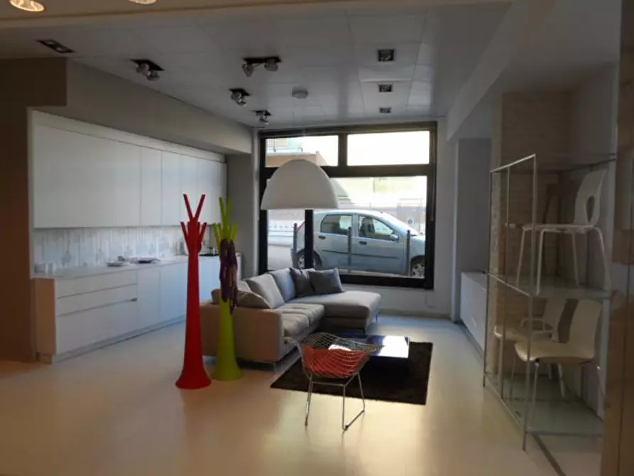 Immagine 25 di Locale commerciale in vendita  in Via Nazario Sauro a San Benedetto Del Tronto