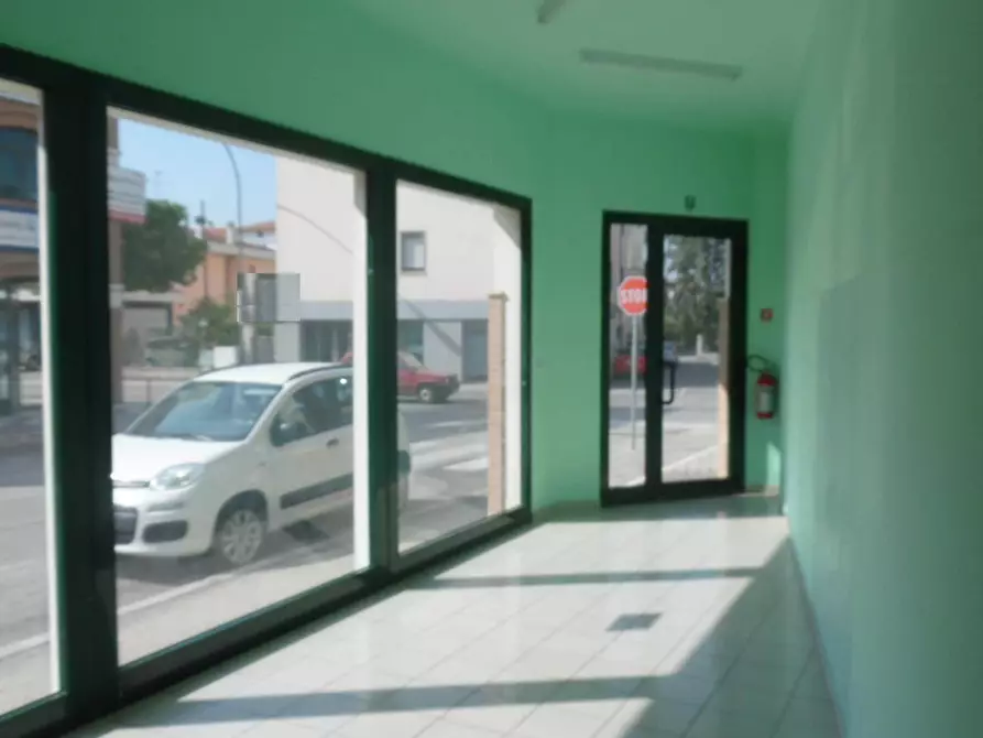 Immagine 1 di Locale commerciale in affitto  in Via Piave a San Benedetto Del Tronto