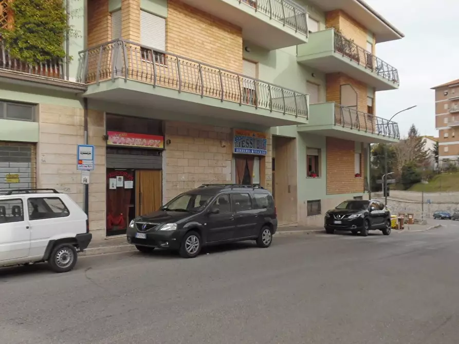 Immagine 1 di Locale commerciale in vendita  in Piazza L. Dari a Folignano