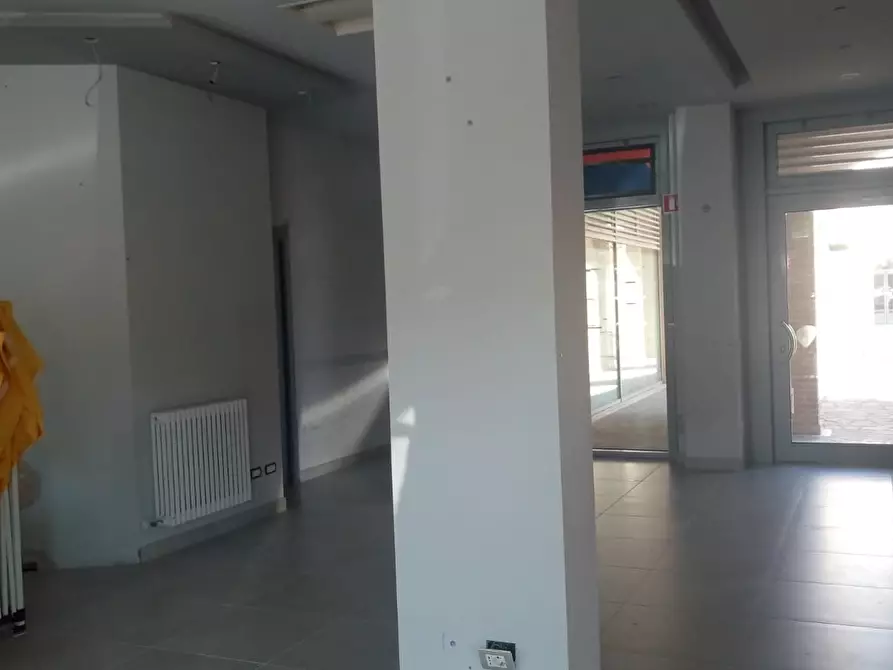 Immagine 3 di Locale commerciale in vendita  in Contrada Cabiano a Ripatransone