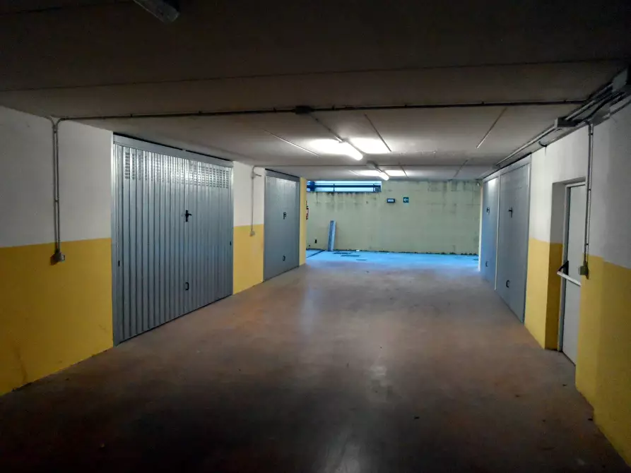 Immagine 2 di Box auto in vendita  in 85 strada a Monteprandone