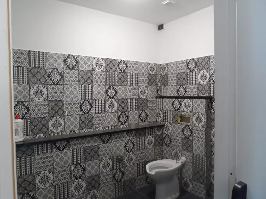 Immagine 6 di Locale commerciale in affitto  in Viale Colombo a San Benedetto Del Tronto