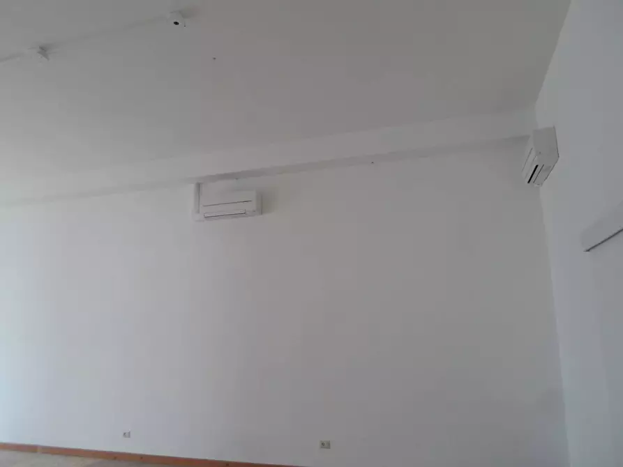 Immagine 3 di Locale commerciale in affitto  in Viale Colombo a San Benedetto Del Tronto