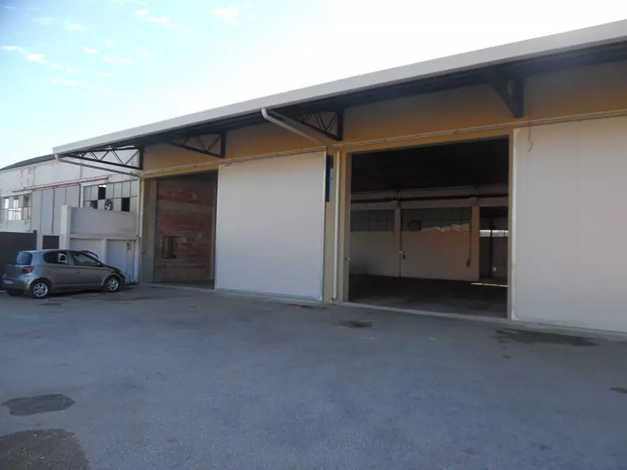 Immagine 1 di Capannone industriale in affitto  in Via Val Tiberina a San Benedetto Del Tronto