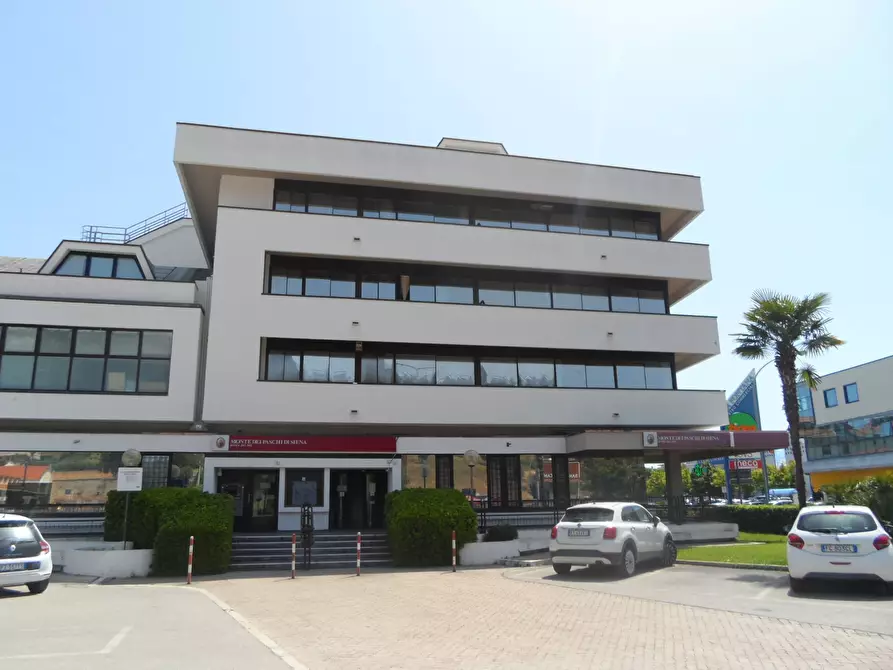 Immagine 10 di Ufficio in vendita  in Via Enrico Mattei a San Benedetto Del Tronto