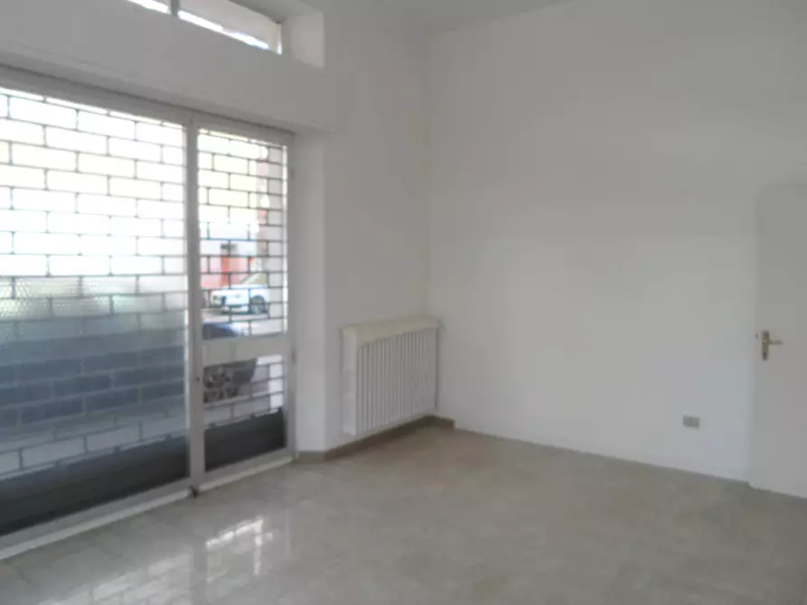 Immagine 23 di Locale commerciale in affitto  in Via Mare a San Benedetto Del Tronto