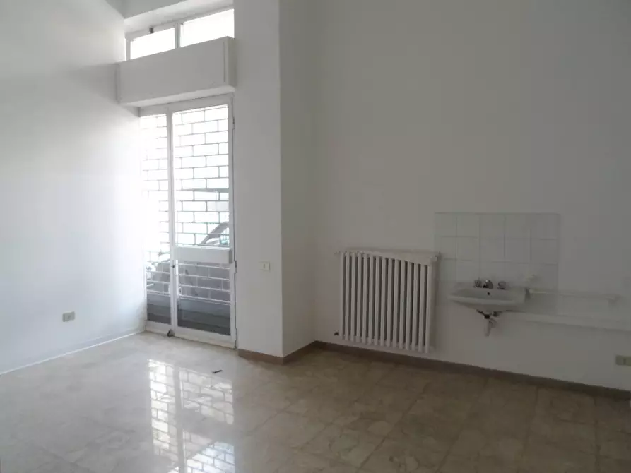 Immagine 24 di Locale commerciale in affitto  in Via Mare a San Benedetto Del Tronto