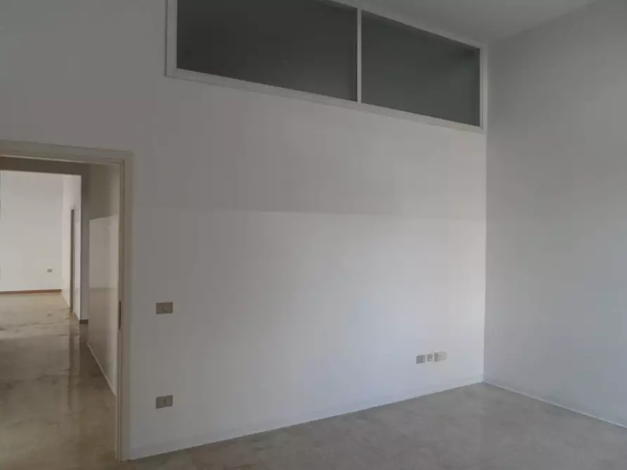 Immagine 25 di Locale commerciale in affitto  in Via Mare a San Benedetto Del Tronto