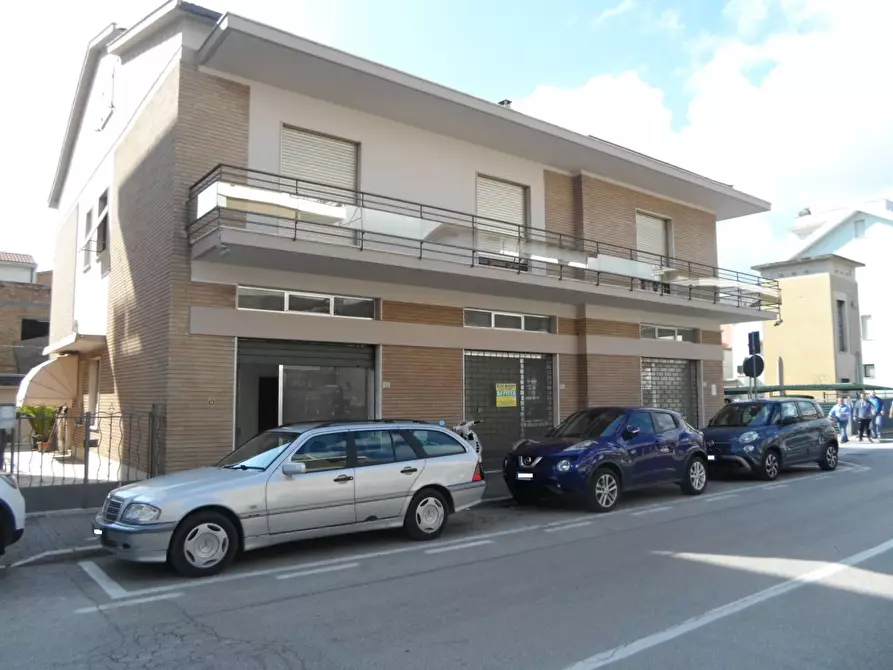 Immagine 1 di Locale commerciale in affitto  in Via Mare a San Benedetto Del Tronto