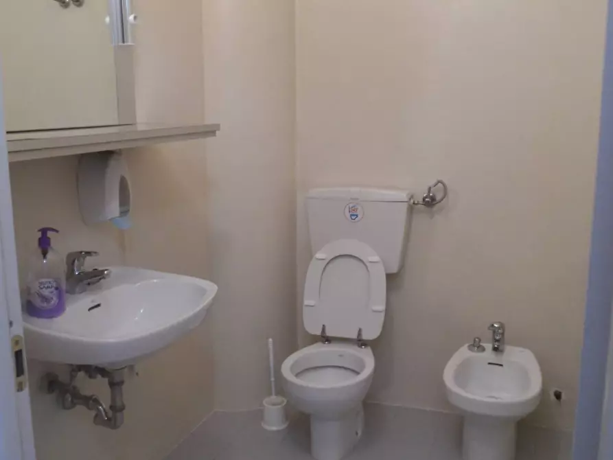 Immagine 8 di Ufficio in affitto  in Via Pomezia a San Benedetto Del Tronto