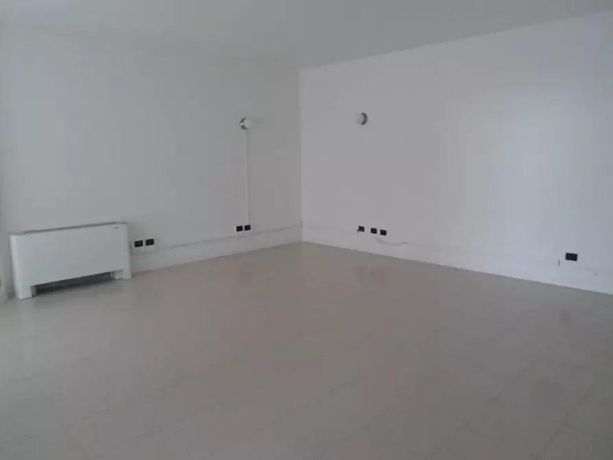 Immagine 3 di Ufficio in affitto  in Via Pomezia a San Benedetto Del Tronto