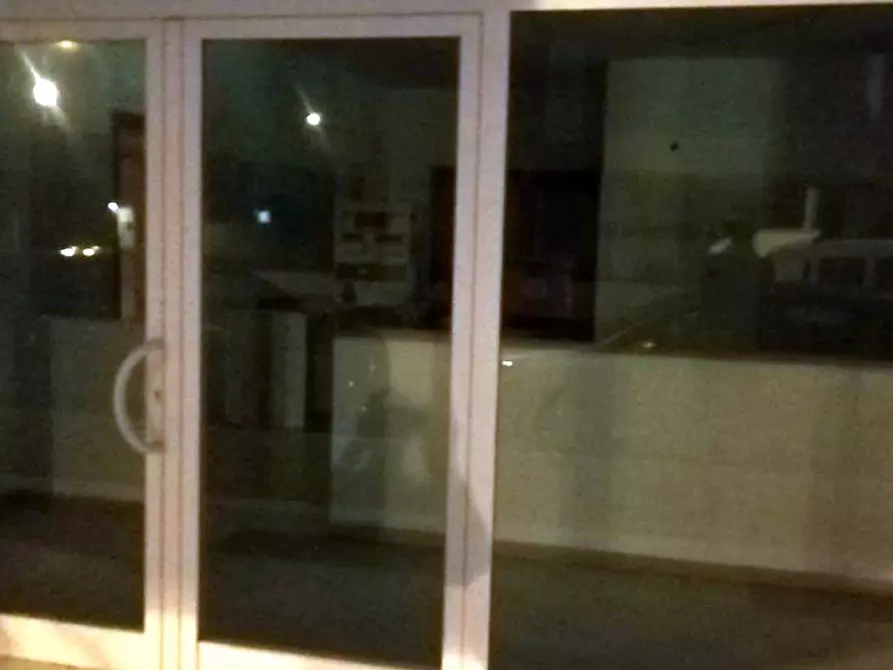Immagine 3 di Locale commerciale in vendita  in Via De Chirico a Grottammare