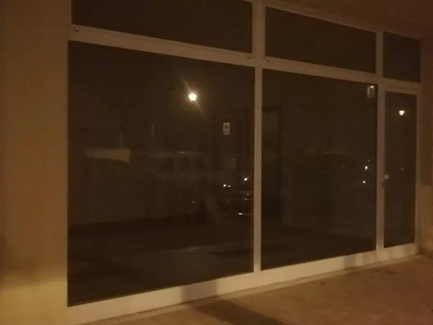 Immagine 4 di Locale commerciale in vendita  in Via De Chirico a Grottammare