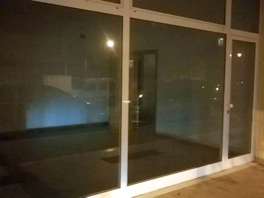 Immagine 5 di Locale commerciale in vendita  in Via De Chirico a Grottammare