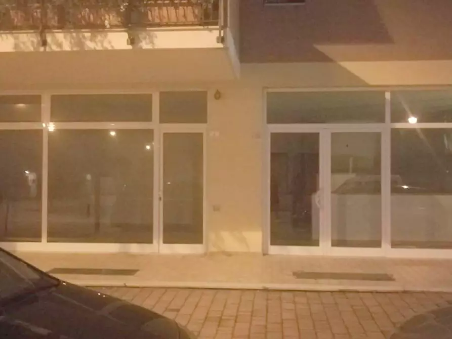 Immagine 1 di Locale commerciale in vendita  in Via De Chirico a Grottammare