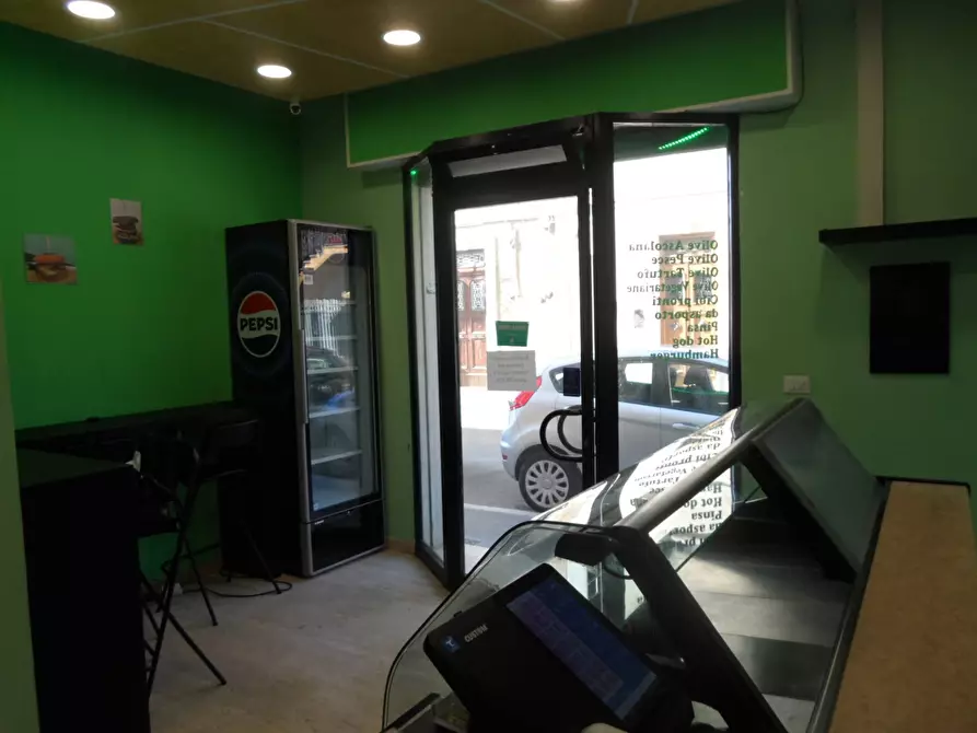 Immagine 2 di Locale commerciale in affitto  in Via Calatafimi a San Benedetto Del Tronto