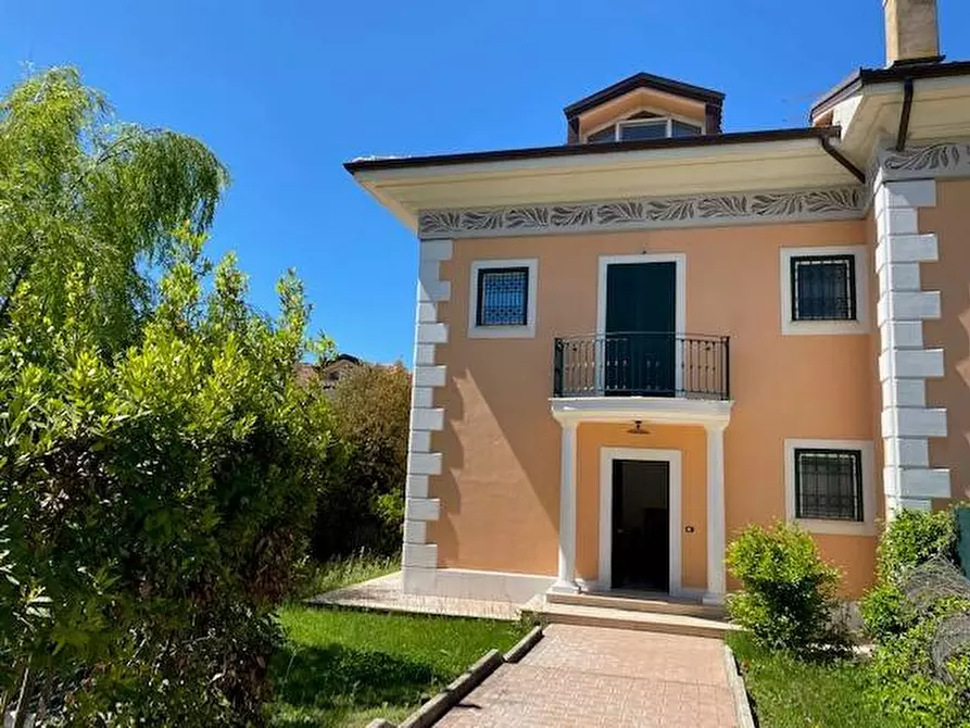 Immagine 1 di Villa in vendita  in Via Sandro Penna a Campagnano Di Roma