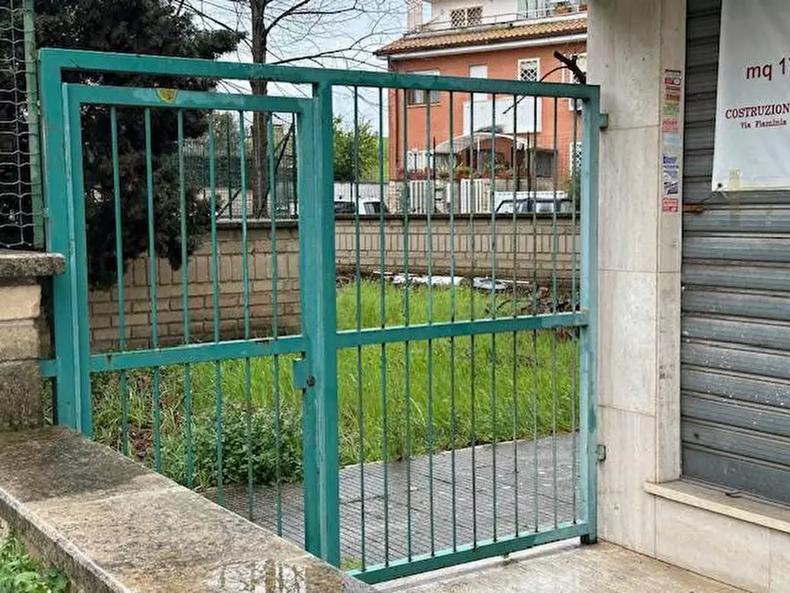 Immagine 2 di Locale commerciale in vendita  in Via Vincenzo Tieri a Roma