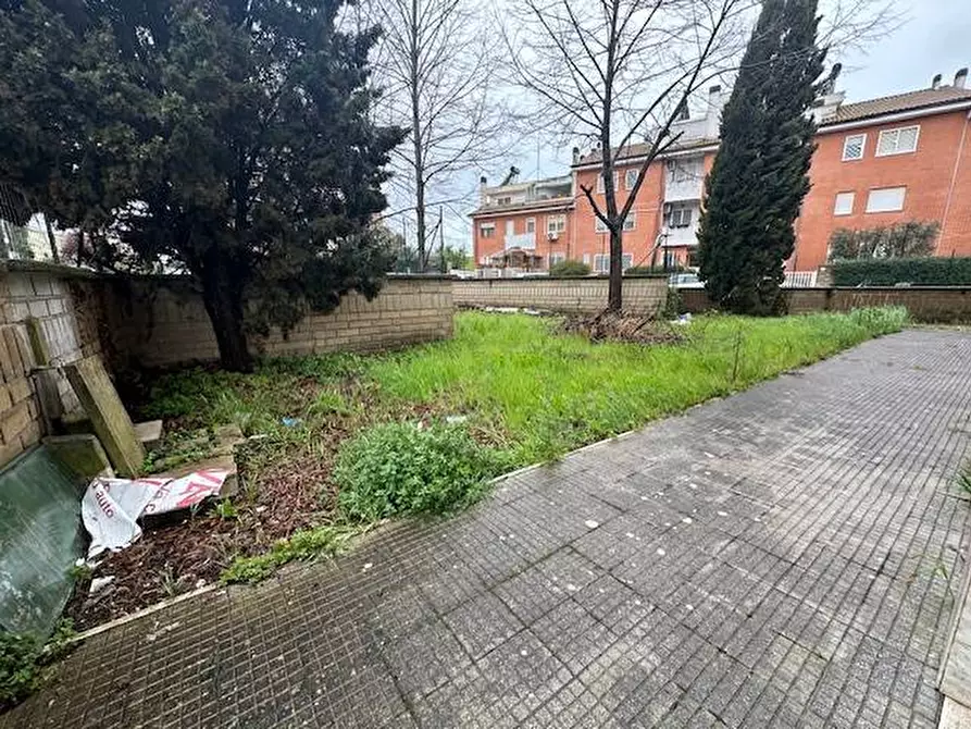 Immagine 3 di Locale commerciale in vendita  in Via Vincenzo Tieri a Roma