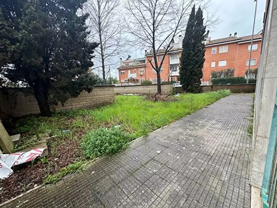 Immagine 4 di Locale commerciale in vendita  in Via Vincenzo Tieri a Roma