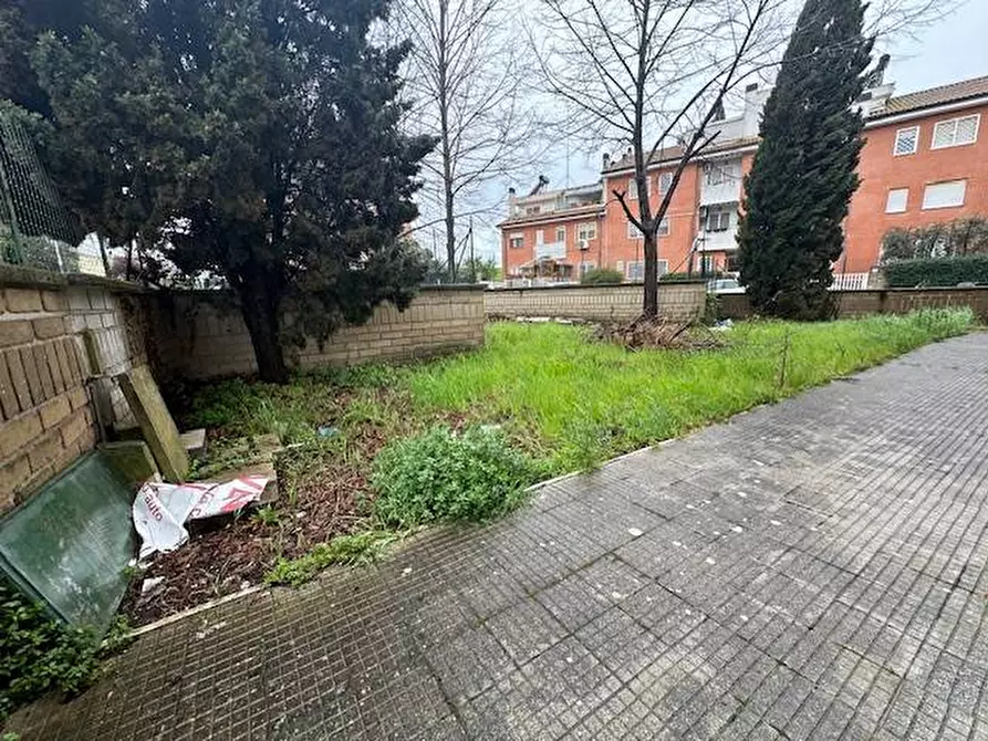 Immagine 5 di Locale commerciale in vendita  in Via Vincenzo Tieri a Roma