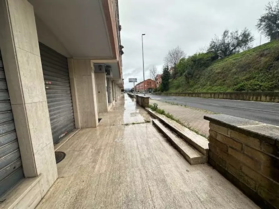 Immagine 6 di Locale commerciale in vendita  in Via Vincenzo Tieri a Roma