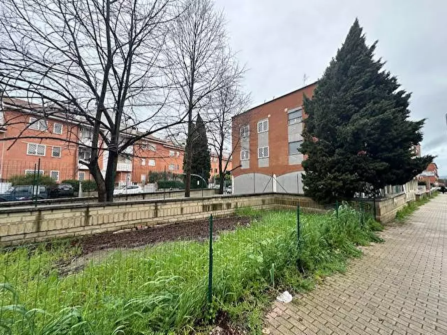 Immagine 10 di Locale commerciale in vendita  in Via Vincenzo Tieri a Roma