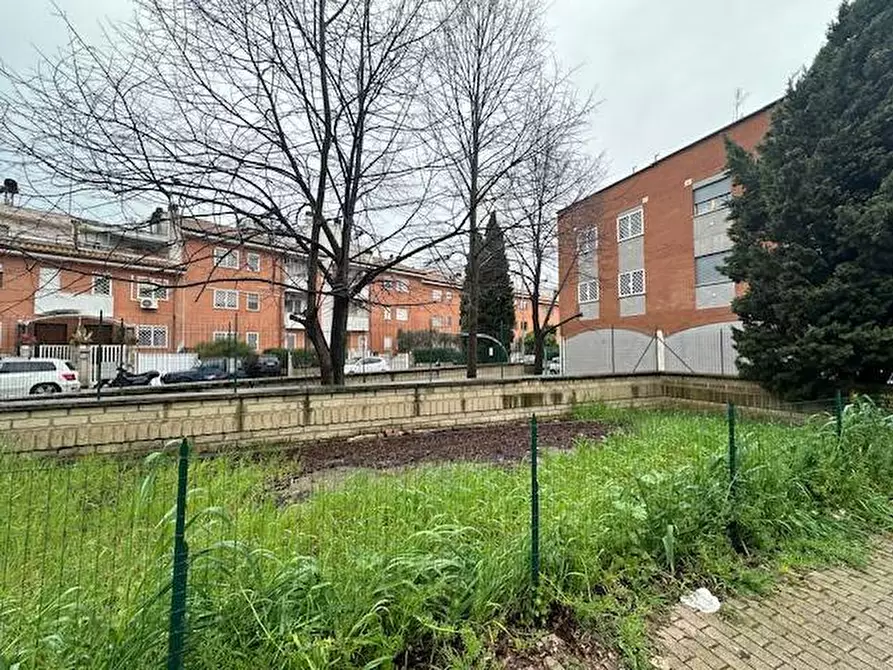 Immagine 11 di Locale commerciale in vendita  in Via Vincenzo Tieri a Roma