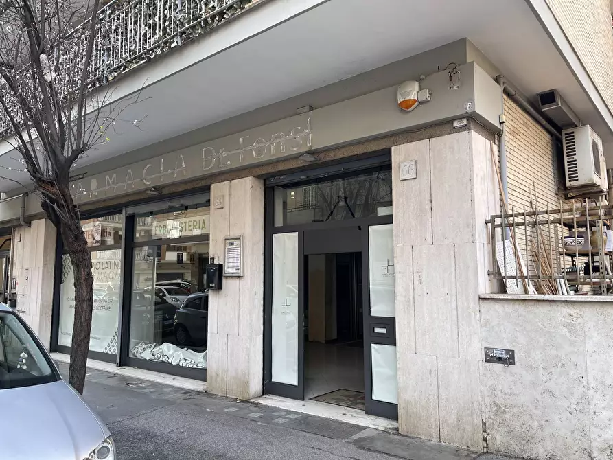 Immagine 2 di Negozio in affitto  in Via Adolfo Omodeo a Roma