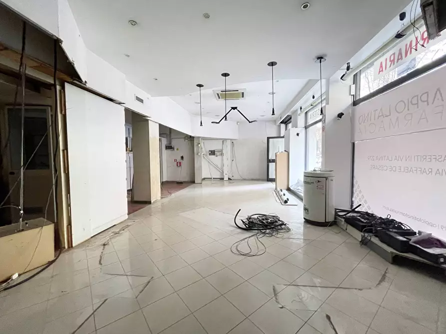 Immagine 4 di Negozio in affitto  in Via Adolfo Omodeo a Roma