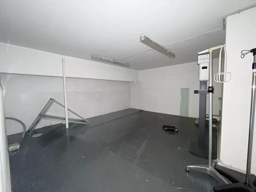 Immagine 5 di Negozio in affitto  in Via Adolfo Omodeo a Roma