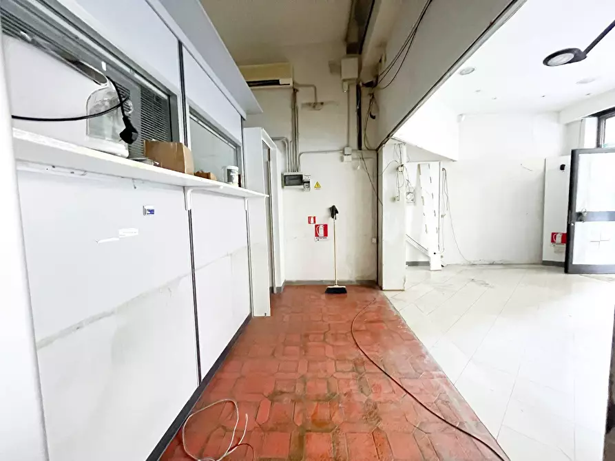Immagine 8 di Negozio in affitto  in Via Adolfo Omodeo a Roma