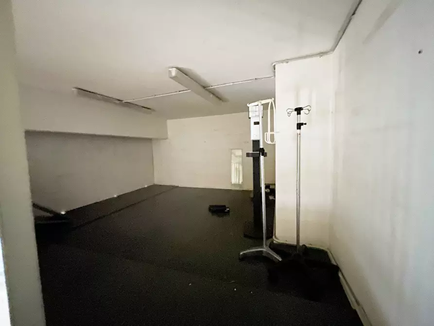 Immagine 11 di Negozio in affitto  in Via Adolfo Omodeo a Roma