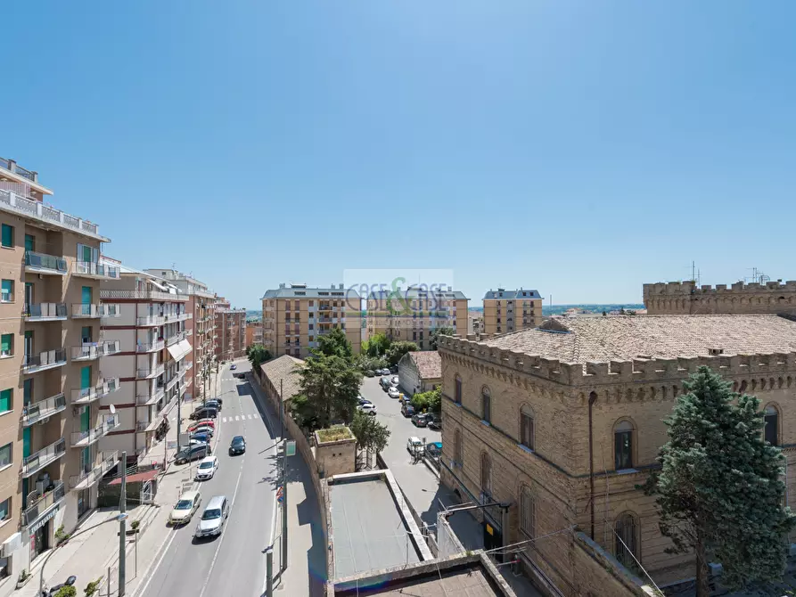 Immagine 13 di Appartamento in vendita  in piazza garibaldi a Chieti