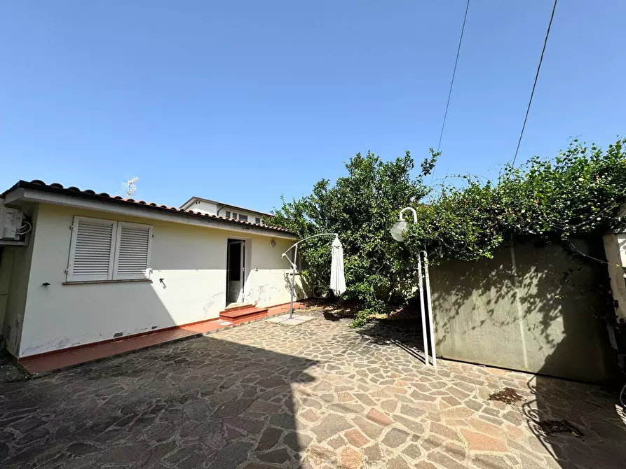 Immagine 12 di Villa in vendita  a Vecchiano