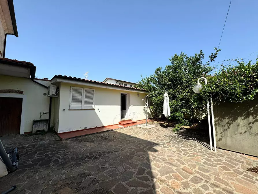 Immagine 13 di Villa in vendita  a Vecchiano