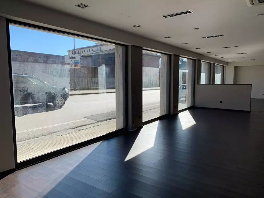 Immagine 2 di Locale commerciale in vendita  a Pisa