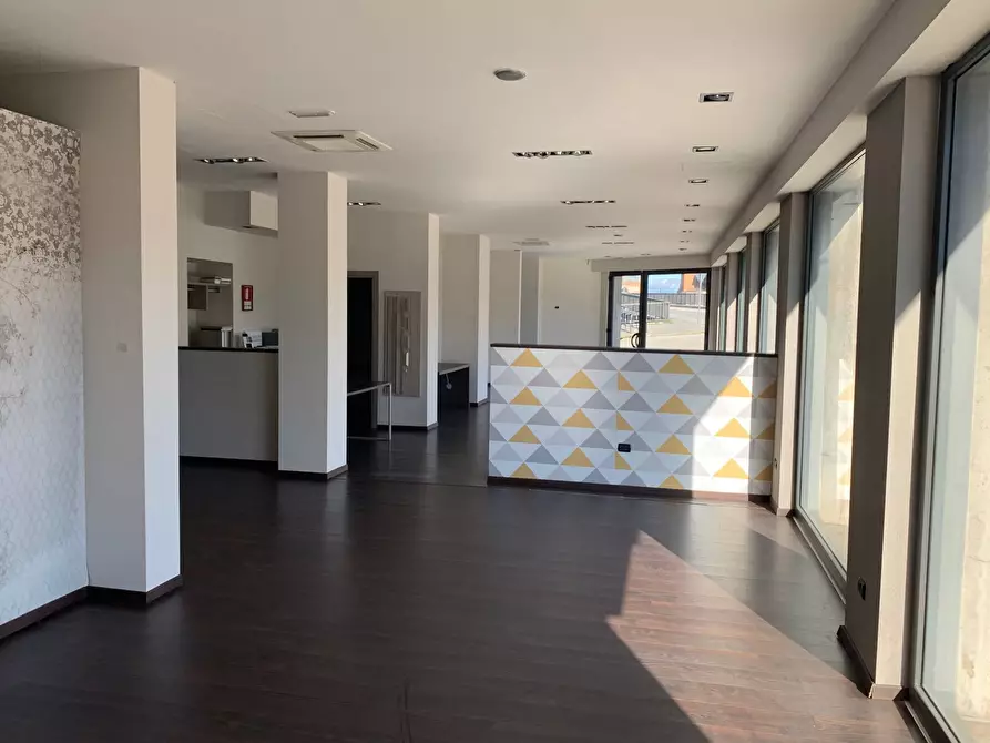 Immagine 16 di Locale commerciale in vendita  a Pisa