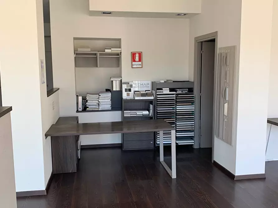 Immagine 18 di Locale commerciale in vendita  a Pisa