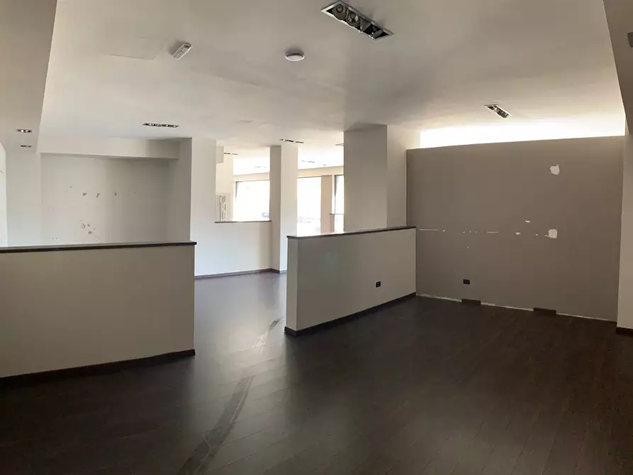 Immagine 27 di Locale commerciale in vendita  a Pisa